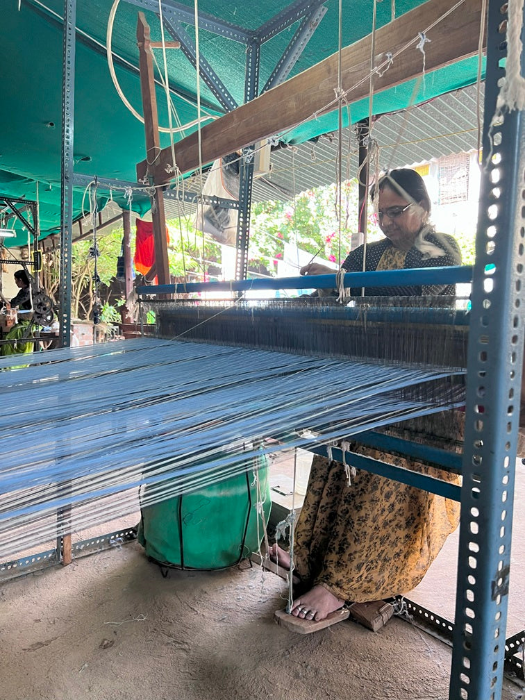 lady-weaving-cotton-textile-in-India